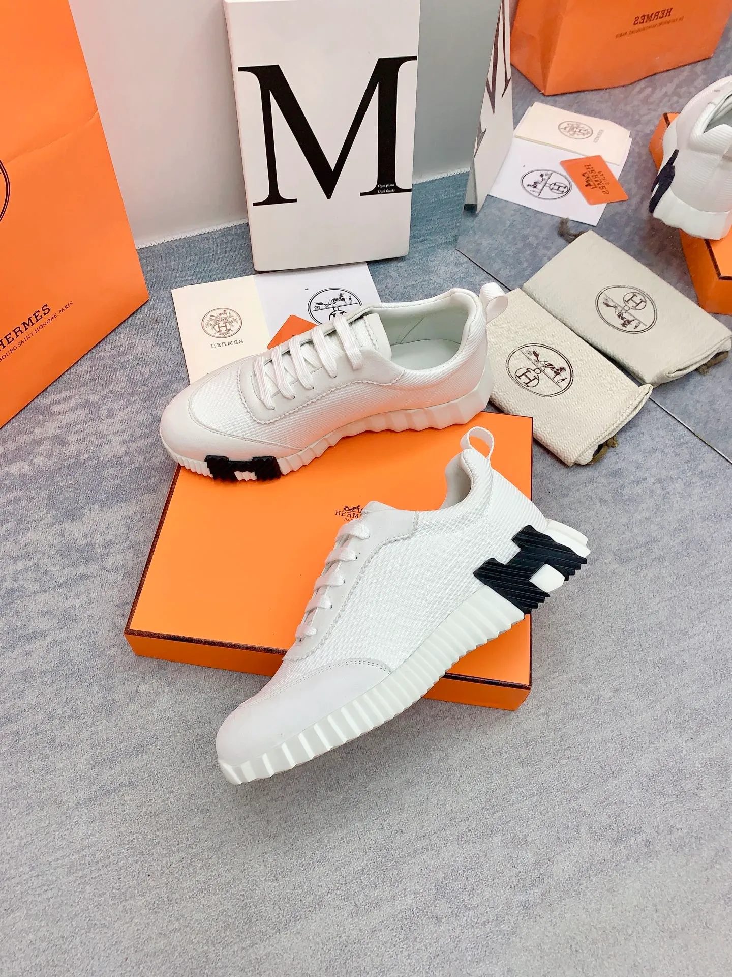 👟👟Ex-factory price 640👟👟 [Hermes] New Bouncing Couple 👫Sneakers. The most comfortable shoes from Hermès, no one else⃣️. They are very light on the feet and very beautiful. You will not feel tired when you go shopping and running around. 👍 The overall suede leather feels very good, very beautiful and very versatile. It is very light, comfortable and extremely light, suitable for both sports and leisure. It feels great to step on! 30+ men's and women's color combinations. You can choose, there will always be what you want~ ✅Fabric: Imported high mercerized sheep + original rain velvet ✅Inner: Imported silk sheepskin for lining insole ✅Outsole: Seamless combination of IP+TPU (multi-color letters) German technology irradiation machine ✅Code number: 35-41 for women and 38-46 for men (41 for women, 45.46 for men, customized and non-returnable)